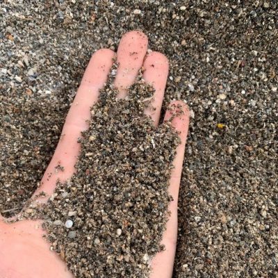 04 coarse sand in hand 0/4 coarse gravel in a hand